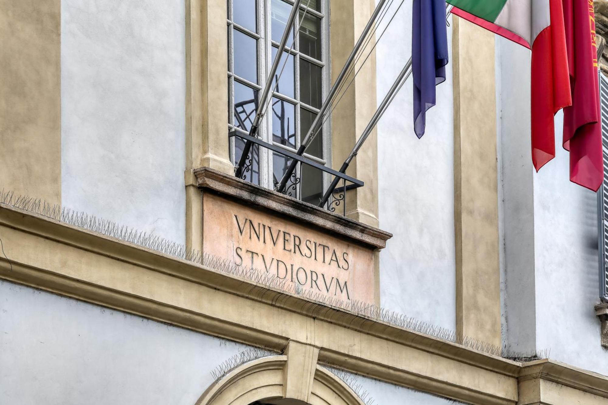 Suite Angolo Alla Stazione - Appartamento Con Terrazzo Panoramico Pavia Eksteriør bilde